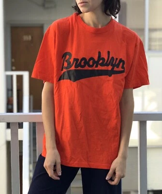 Camiseta Gráfica Brooklyn Vintage Russell Camiseta Atlética Algodón Naranja Talla Mediana Foto 1 de 4