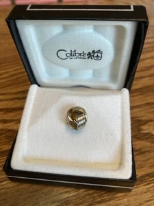 Vintage hochglänzende gelb & weiß goldfarbene Colibri Liebesknoten Krawattennadel neu im Karton - Bild 1 von 3