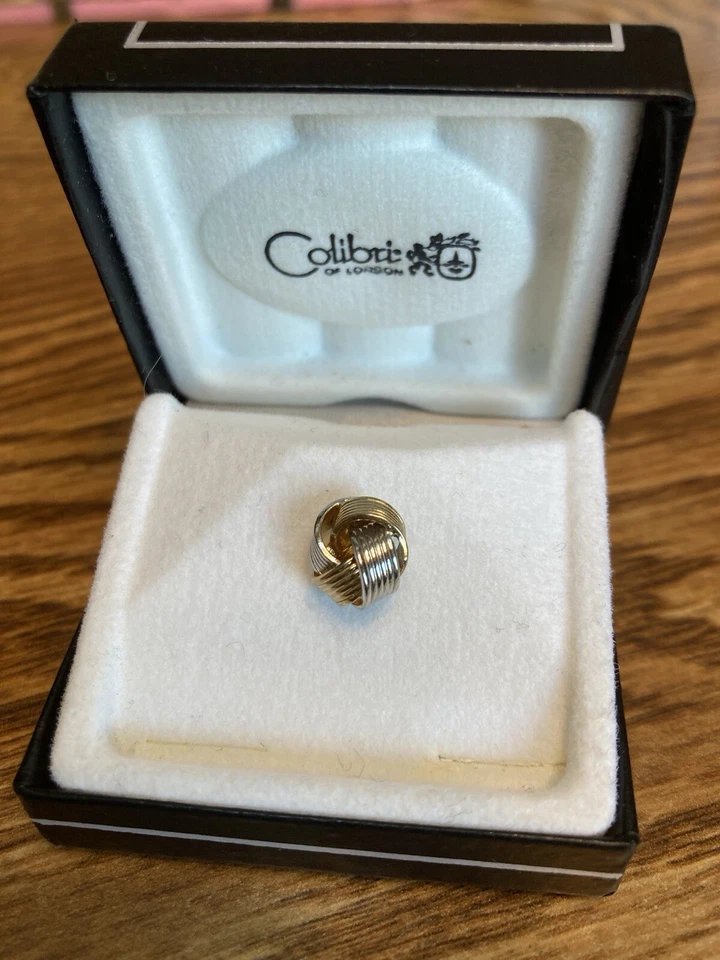 Broche de gravata vintage de alto brilho tom dourado amarelo e branco Colibri Love Knot novo na caixa - Imagem 1 de 3