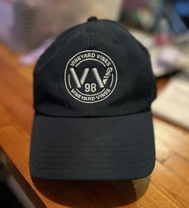 Gorra de béisbol Vineyard Vines Logo para hombre On the Go Performance azul marino bordada - Imagen 1 de 3