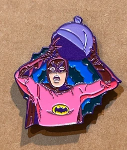 H&S ~ BATMAN Enamel Hat Lapel Pin - From The TV Show ~  1.5" x 1 5/8" - Bild 1 von 1