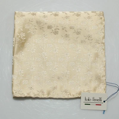 Cuadrado de bolsillo Italo Ferretti nuevo con etiquetas de una sola cara en beige con lana/seda dorada de 24 quilates Foto 1 de 4