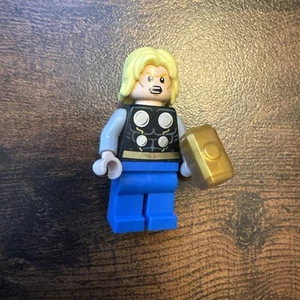 Minifigura Lego Thor 76018 (sin barba) con martillo Marvel Super Heroes - Imagen 1 de 1