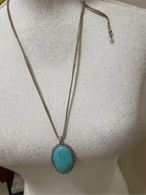 Collar Colgante Grande Piedra Azul Cordón Cuero Tono Plateado Marca Lucky Foto 1 de 3