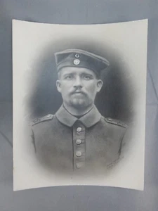 Großes Portraitbild eines Sanitätssoldaten schwarz/weiß 52. Infanterieregiment - Bild 1 von 4