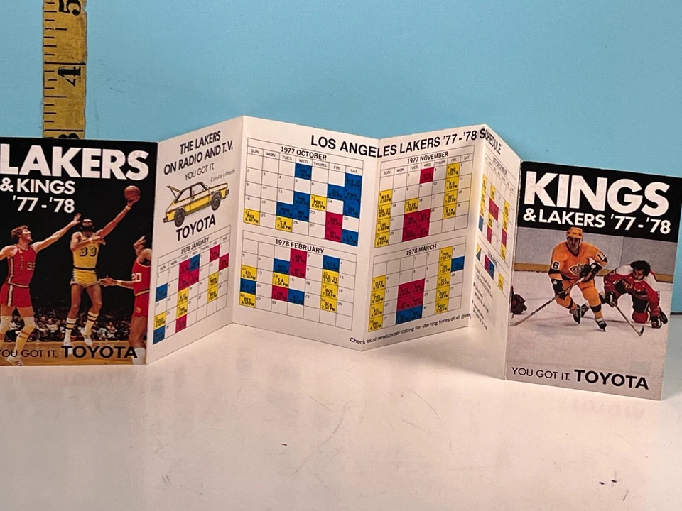 Calendario de baloncesto/hockey Toyota 1977-78 de Los Angeles Lakers & Kings Foto 1 de 4