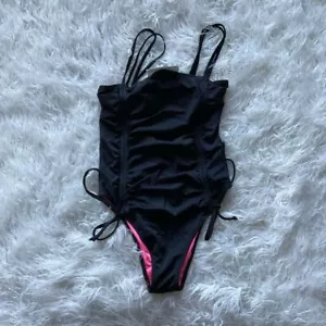 🆕Victoria's Secret rosa increspato pezzo unico in nero - Foto 1 di 4