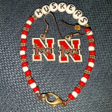 NEBRASKA CORNHUSKERS HUSKER EARRINGS + Huskers bead stretch bracelet Cover