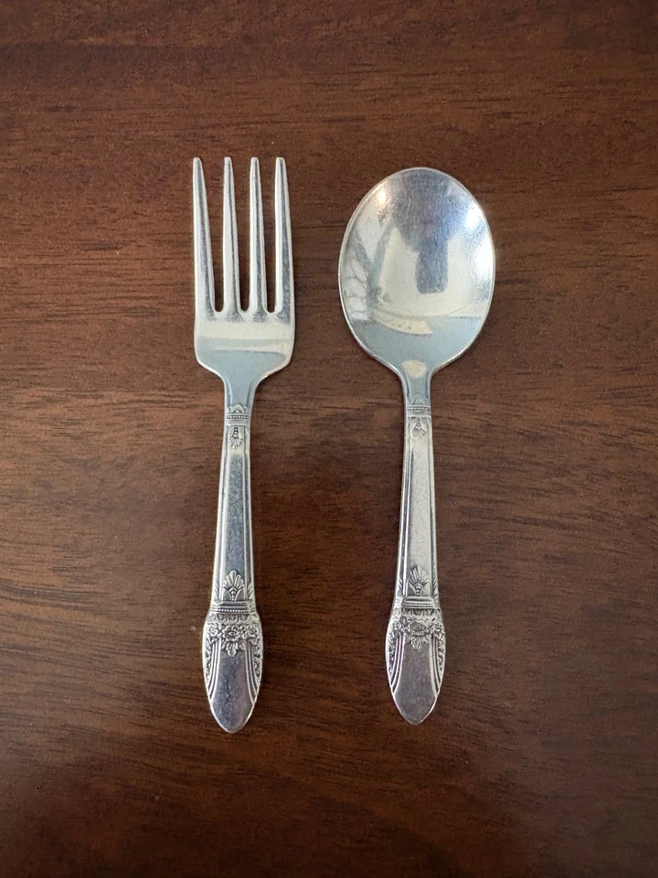 Juego de cuchara y tenedor para bebé Rogers Bros First Love 1847 plateado Foto 1 de 1