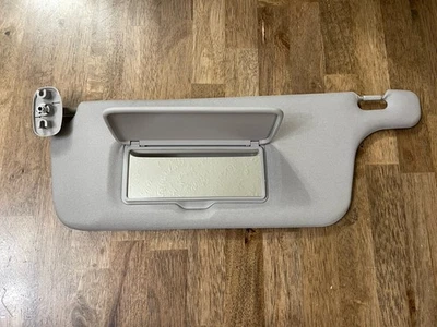 1998-2004 Isuzu Rodeo Sun Visor Gray DRIVER SIDE LEFT OEM Replacement w/ Mirror Foto 1 de 3