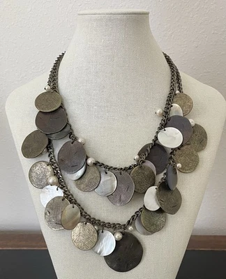 Collar Chico’s Medallion Shell Imitación Perla Doble Hilo Distintivo Foto 1 de 4