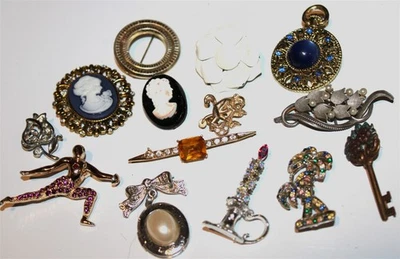 Fantástico lote de broches mixtos en su mayoría vintage # 922 puede necesitar gema o dos Foto 1 de 2