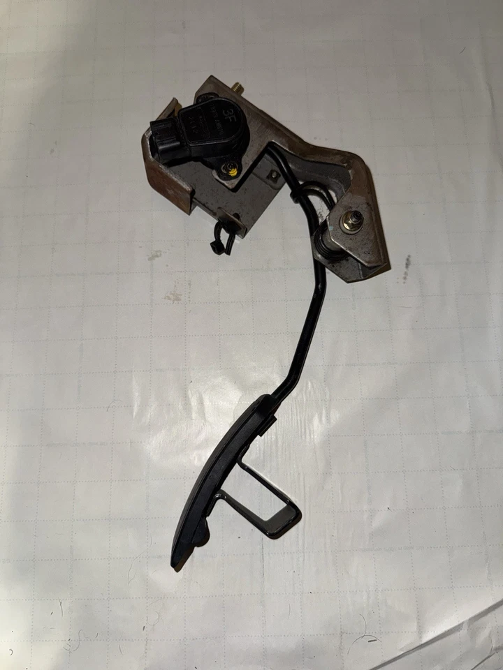Pedal acelerador OEM 2003-2007 Infiniti G35 cupé Foto 1 de 4