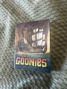 The Goonies Playing Card Deck Ungeöffnet Sealed Rare Albino Dragon USA Neu - Bild 1 von 4