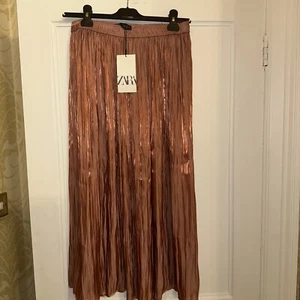 Nuevo con etiquetas Fantástica Falda Plisada Satinada Zara Talla M Rosa Oscuro - Imagen 1 de 6