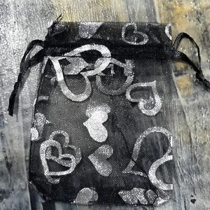 Bolsa de joyería con cordón de organza, estampado de corazón de plata, 9x7 cm, negro, 25 piezas. - Imagen 1 de 2