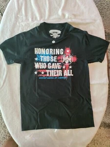 T-Shirt HONORING THOSE WHO GIVE THEIR ALL Small Never Surrender T2 - Bild 1 von 2