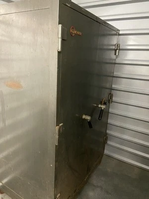MOSLER 1940 2-DOOR SAFE MODEL 4833B 2-HOUR FIRE RATED See Photos & Description - Image 1 of 4