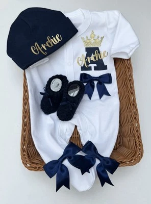 Neugeborenes Baby Junge Coming Home Outfit Schlafanzug Mütze Stiefeletten beliebiger Name Schleifen - Bild 1 von 4