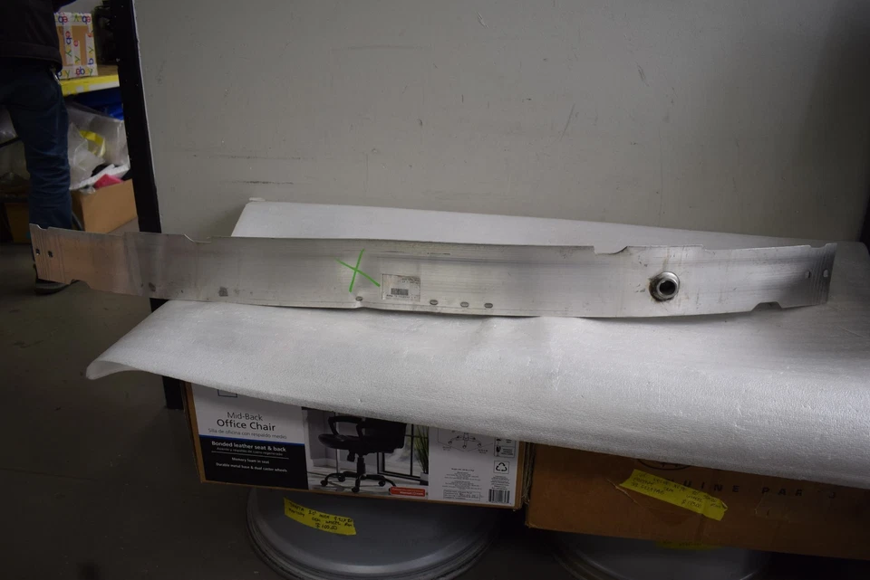 Barra de refuerzo delantera Mercedes Benz C300 C350 2012-2014 OEM de fábrica Foto 1 de 4