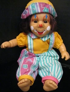TOYSTAR LTD. 1996 HONG KONG BOLSA DE FRIJOLES MUÑECA PAYASO LLENA CON TIRANTES Y GORRA #1 - Imagen 1 de 5