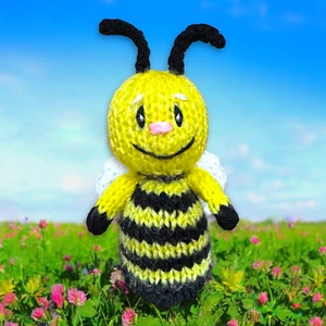 KNITTING PATTERN  - Easter Ziggy the Bee chocolate cover fits Creme Egg - Picture 1 of 1