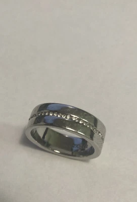 ...ANN TAYLOR...Anillo Banda Cristales Tono Plata, Talla 8 Foto 1 de 4