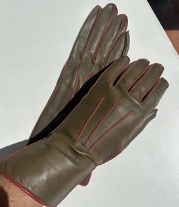 Vintage Made In France Sz 7 Lambskin Gloves Green w Red Trim - Picture 1 of 12