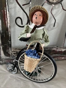 Byers Choice Carolers bambina con bicicletta Farthing e cesto fiori 10" firmato - Foto 1 di 8
