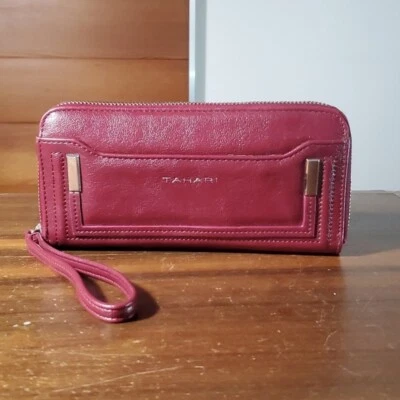 Бумажник с ремешком Tahari Continental на молнии вокруг с радиочастотной идентификацией бордовый красный длинный большой - Изображение 1 из 4