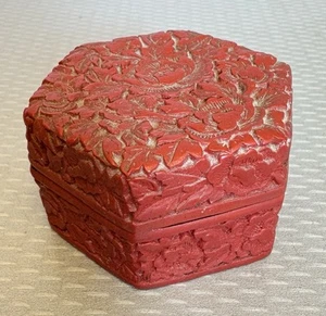 Vintage Chinese Carved Cinnabar Trinket Box Chinoiserie Red Lacquer 2.5” Hexagon - Picture 1 of 8