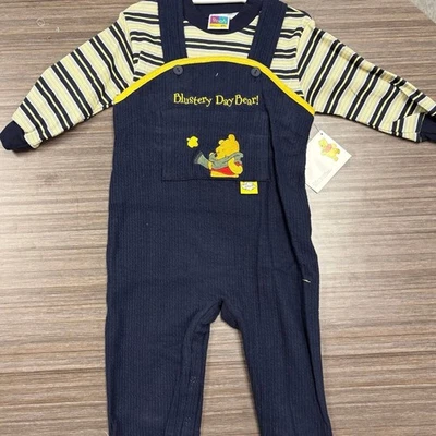 Conjunto de Macacão Vintage Disney Pooh "Blustery Day Bear" – 12M – Novo com etiquetas - Imagem 1 de 4