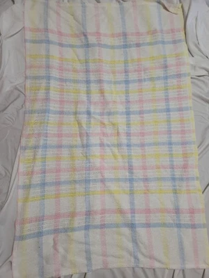 Manta bebé tejida de algodón pastel a cuadros rosa azul amarillo 52x31 de colección Foto 1 de 4