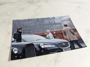 James Bond Skyfall Set Photo Judi Dench M Jaguar XJ Production Behind The Scenes - Bild 1 von 3