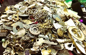 5 Pfund "Old Stuff Salvage" Schmuckstücke, Hardware, zufällige Mischung Unikat - K6L8 - Bild 1 von 7