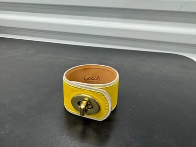 蔻驰-大号宽转锁皮革袖口-独特黄色手链 — 第 1/4 张图片
