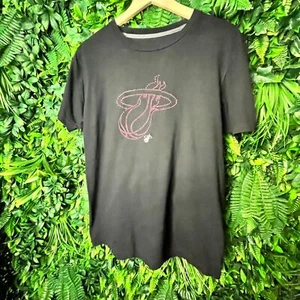 MIAMI HEAT Shirt Men Medium Black Graphic Print Red Pixel Logo NBA Sports 0577 - Picture 1 of 7