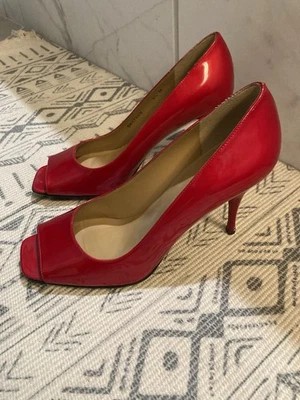 Tacones de aguja Stuart Weitzman de charol rojo punta abierta talla 9,5 M Foto 1 de 4