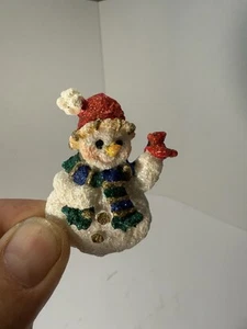 VINTAGE CHRISTMAS LAPEL PIN RESIN GLITTER SNOWMAN W/ RED CARDINAL  - Picture 1 of 4