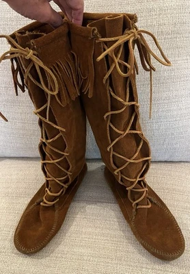 Minnetonka Feminino 9 Alto Marrom Camurça Joelho-hi Botas Mocassins Franja Frente Cadarço - Imagem 1 de 4