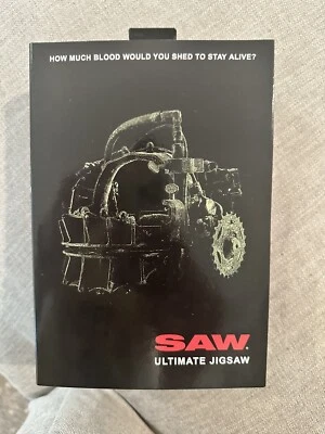 Nueva figura NECA Saw Ultimate Jigsaw Killer (bata negra) exclusiva de Walmart Foto 1 de 2