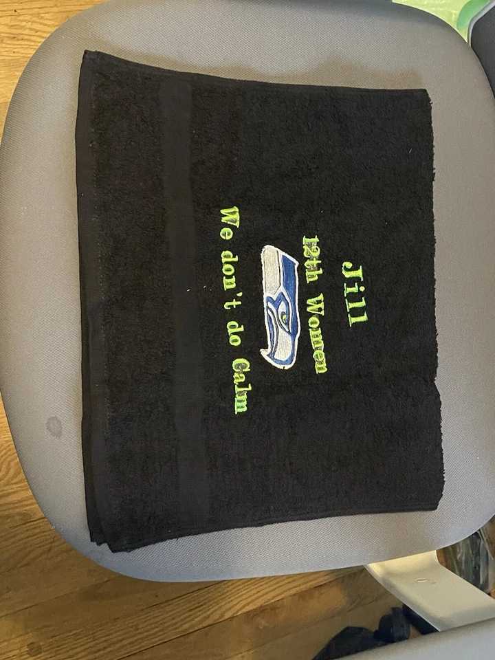 Toalla de mano personalizada de fútbol Seahawks personalizada, negra Foto 1 de 2