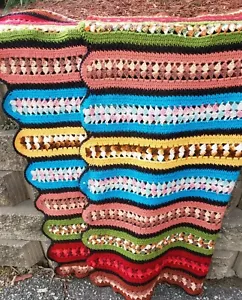 Afghanische gehäkelte handgefertigte bunte Regenbogenüberwurfdecke gestreift 55,5 Zoll x 51 Zoll - Bild 1 von 11