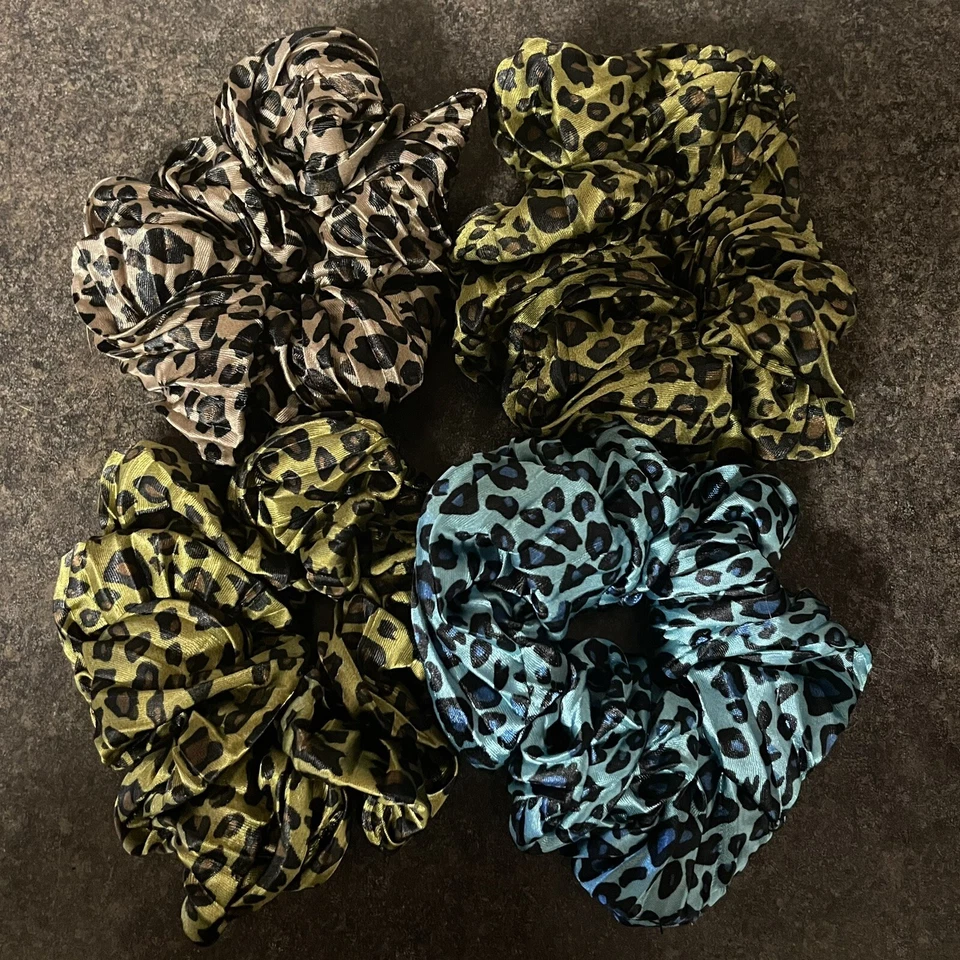 Lote de 4 Scrunchies Satén Sedoso Bohemio Leopardo Gitano Estilo Festival Foto 1 de 1