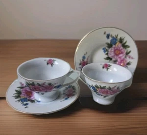 Juego de 2 tazas y platillos de té vintage florales blancos con adornos dorados - Imagen 1 de 4