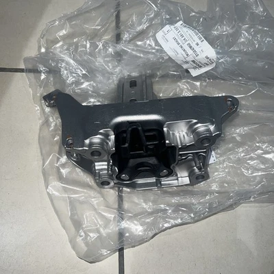 GEN PEUGEOT 208 GEARBOX MOUNT LEFT 1.2 PETROL MANUAL 9824312980 MK2 2020 - 2024 - Image 1 of 4