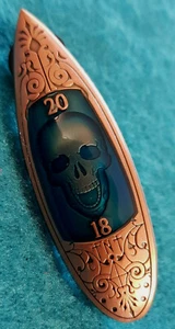 TNT 2018 HOLLYWOOD HARD ROCK BLUE SKULL HOLOGRAM CAFE SURFBOARD HALLOWEEN PIN LE - Imagen 1 de 1