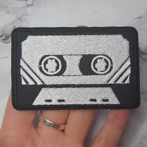 Cinta de casete retro negra gris plancha para coser parche bordado apliques insignia - Imagen 1 de 3