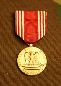 MEDALLA DE BUENA CONDUCTA DEL EJÉRCITO DE ESTADOS UNIDOS; TAMAÑO COMPLETO - Imagen 1 de 1