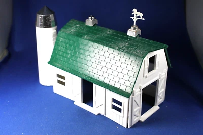 Plasticville - O-O27 - #BN-1 Barn - Kelly Green with Chrome - Snow Residue - Image 1 of 4